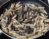 Foto del paso 7 de la receta Macarrones con pota en salsa de tinta de sepia