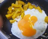 รูปขั้นตอนการทำที่ 1 ของ ฟักทองผัดไข่ โหระพา