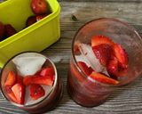 Foto langkah ke 2 dari resep Strawberry Latte.