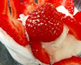 A picture of step 2 of My Healthy Dessert. Greek yogurt & Sliced fresh 🍓+ Nuts.