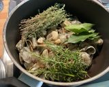 Une image de l'étape 4 de Bouillon de gambas à l’ail et herbes aromatiques.