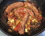Une image de l'étape 7 de Saucisses aux tomates, courgette blanche et herbes aromatiques.