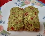 Foto del paso 4 de la receta: Tostas de centeno con guacamole y tartar de atún
