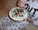 Foto del passaggio 13 della ricetta Bocconcini rinfrescanti al cetriolo con Certosa, pomodorini ed erba cipollina