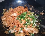 Foto langkah ke 3 dari resep Mie lidi goreng.