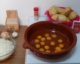 Foto del paso 1 de la receta: Tortilla hostelera, patatas y cebolla o con ajos tiernos