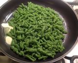 Foto del passaggio 7 della ricetta Filetto di maiale con salsa di mirtilli, spätzle agli spinaci e crema di asparagi