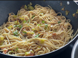 Espaguetis con puerro y langostinos