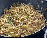 Foto del paso 4 de la receta: Espaguetis con puerro y langostinos