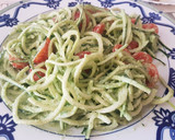 Foto del paso 3 de la receta: Espaguetis de calabacín con salsa de aguacate y tomates cherry