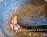 รูปขั้นตอนการทำที่ 3 ของ ผัดดอกแคสีแดงกับหมูสับ