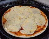 Foto del paso 3 de la receta: Pizza de provoleta, jamón crudo y rúcula
