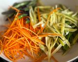 Hình bước làm 3 của món Mì Udon Khô Xào Tôm, Đậu Que & Cà Rốt