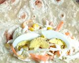 Foto langkah ke 5 dari resep Salad Wrap.