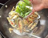 A picture of step 5 of Stir-fry mussels with ginger and basil.