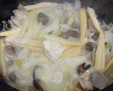 A picture of step 7 of White Sauce Clam Pasta.