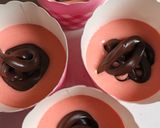 Foto langkah ke 2 dari resep Cupcake Strawberry isi Coklat (Metode All in One).