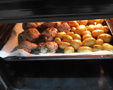 Foto del paso 3 de la receta: Pollo cocido y embarrado al horno con papas asadas