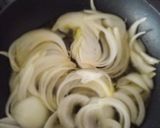 Foto del paso 1 de la receta: Ventresca de atún encebollado con mostaza