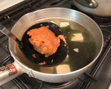Hình bước làm 4 của món Súp Miso cổ điển Nhật Bản với đậu phụ