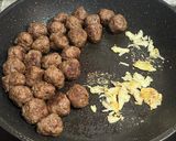 Foto langkah ke 3 dari resep Swedish meatballs mashed potato baked.