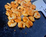 प्रॉन्स पेस्टो पिझ्झा (prawns pesto pizza recipe in marathi) रेसिपी स्टेप 3 फोटो 