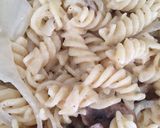 Foto del paso 2 de la receta: Tornillos en salsa blanca (sin leche de vaca)cebolla y champiñones