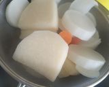 A picture of step 1 of Vegetarian Bún Huế.