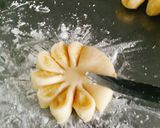 Hình bước làm 5 của món Bánh phèo (bánh hoa mai)