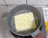 Foto langkah ke 2 dari resep Sosis Gulung Mie Telur.