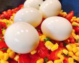 Hình bước làm 3 của món 💚 Salad Bắp, Cà Chua & Trứng Gà (Vegetarian)