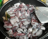 Foto langkah ke 1 dari resep Cumi hitam bumbu iris sederhana.