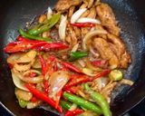 รูปขั้นตอนการทำที่ 3 ของ ไก่ผัดน้ำพริกเผา