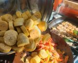 Foto del paso 3 de la receta: Moqueca de banana con brochetas de camarón