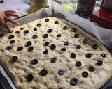 Foto del paso 5 de la receta: Focaccia de tomate cherry, olivas negras y romero