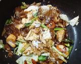 รูปขั้นตอนการทำที่ 5 ของ ก๋วยเตี๋ยวผัดซีอิ๊วไก่
