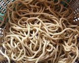 Foto langkah ke 1 dari resep 14. Mie tek tek (mie kuning).