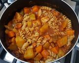 Foto del paso 5 de la receta: Fideos con estofado de pollo y vegetales salteados