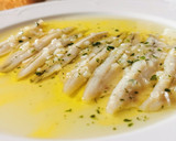 Foto del paso 4 de la receta: Boquerones aliñados en vinagre, con tomate, ajo y perejil