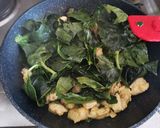 Foto del paso 4 de la receta: Panqueques de betarraga rellenos de pollo en crema con espinaca