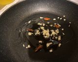 Foto del paso 2 de la receta: Huevos rotos con gulas
