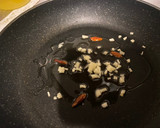 Foto del paso 2 de la receta: Huevos rotos con gulas