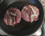 Foto del paso 2 de la receta: Hamburguesa con jamón y huevos fritos