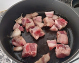 Foto del paso 1 de la receta: Costillas guisadas al Oporto con panceta, garbanzos y zanahorias baby