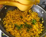 भुट्टा पोहा - कॉर्न पोहा - मॉनसून के लिए क्लासिक इंडियन नाश्ता रेसिपी चरण 4 फोटो