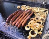 Une image de l'étape 7 de Merguez aux oignons épicés.