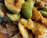 รูปขั้นตอนการทำที่ 4 ของ ผัดพริกแกงเผ็ด หมูสามชั้น มะเขือไข่เต่า