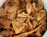 Hình bước làm 3 của món Thịt bắp giò kho măng, nấm hương
