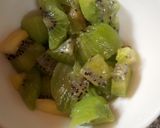 A picture of step 1 of Kiwi drink.