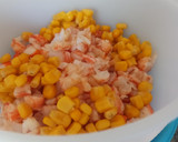 Foto del paso 3 de la receta: Barquitas de lechuga rellenas de surimi, gambas y maíz dulce